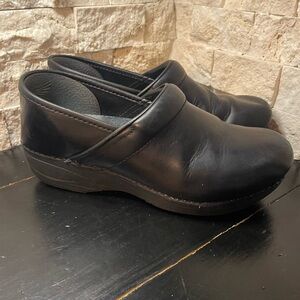 Dansko XP 2.0 Shoes Womens US 8.5-9 EU 39 Black Leather Professional Clogs